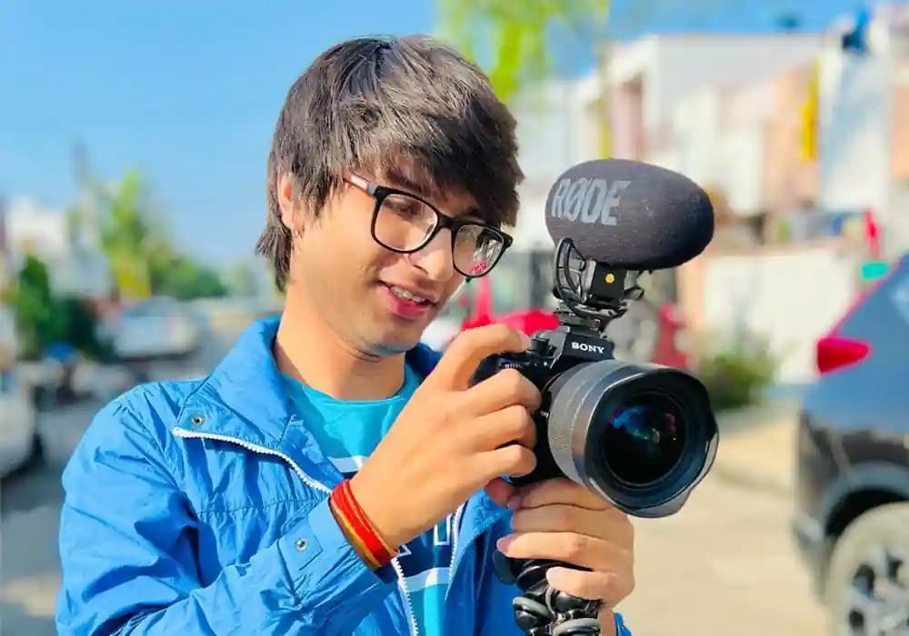 Sourav Joshi vlogs, net worth, monthly income,age,arts,little brother,height, & biography