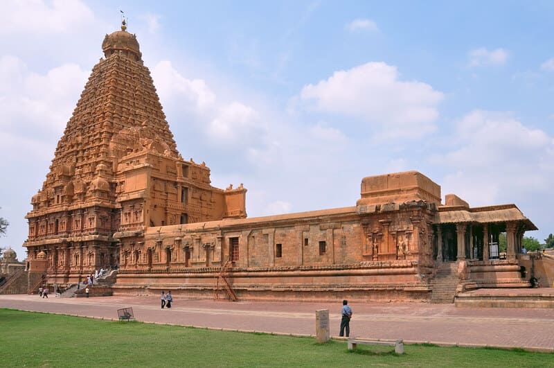 Brihadeeswara Temple, Rajarajeswaram Temple, Tamil Nadu, Chola dynasty, Dravidian architecture, Hindu pilgrimage site.