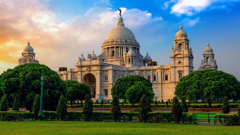 Victoria Memorial, Kolkata, British Raj, architecture, history, museum, garden, library, Indo-Saracenic style, light and sound show, Queen Victoria, cultural significance, tourism.